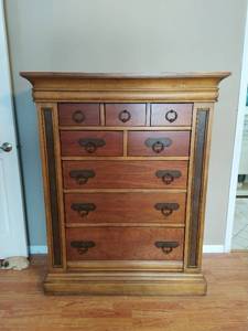 lot 28 image: Eight Drawer Chest Dresser