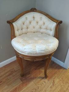 lot 30 image: Vintage Chair