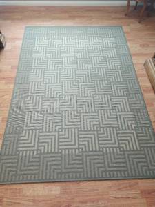 lot 32 image: Area Rug