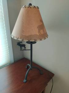 lot 35 image: Cabin Style Table Lamp