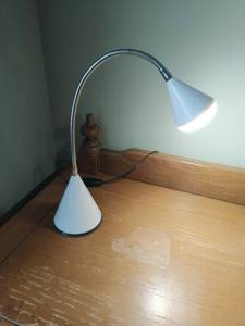 lot 37 image: Desk Lamp