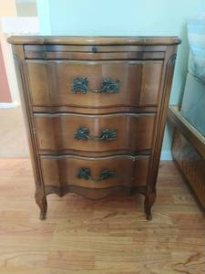 lot 39 image: NightstandEnd Table