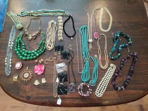 lot 51 image: Collection of Jewelry