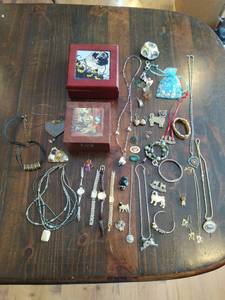 lot 58 image: Collection of Jewelry