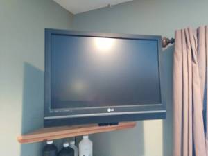 lot 78 image: LG 22 TV