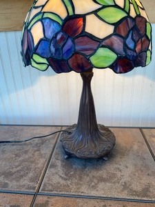 lot 69 image: Stained Glass Table Lamp