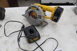 lot 243 image: DeWalt DW934 18V 6-34 Metal Saw, DeWalt NiCd Charger DW9116