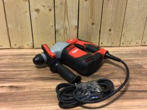 lot 77 image: Milwaukee 5.5 Amp 58 in. Corded SDS-plus ConcreteMasonry Rotary Hammer Drill Customer Returns See Pictures