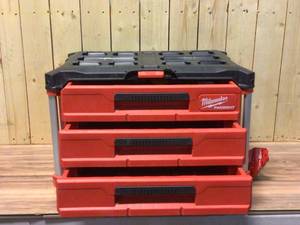 lot 81 image: Milwaukee PACKOUT 22 in. Modular 3-Drawer Tool Box with Metal Reinforced Corners PLS SEE PIC DAMAGE Customer Returns See Pictures