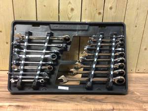 lot 86 image: GEARWRENCH SAEMM 90-Tooth Pro Combination Ratcheting Wrench Tool Set with Tray (18-Piece) Customer Returns See Pictures