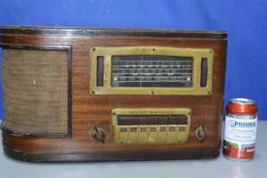 lot 7 image: 1940s General Electric Wooden AMShortwaveRadio