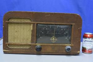 lot 8 image: 1946 Wooden zenith radio