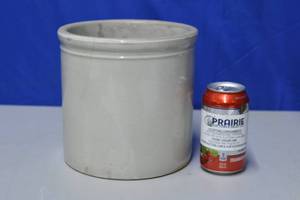 lot 11 image: Smaller stone wear crock
