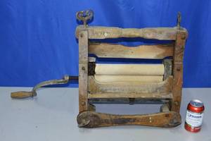 lot 20 image: Antique Anchor Clothes Wringer