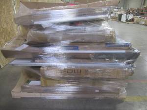 lot 117 image: MIXED PALLET (24 Pieces) OF DESKS, BEDROOM FURNITURE AND MORE - RETAIL VALUE $2,975.46