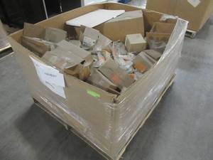 lot 130 image: MIXED PALLET OF MISCELLANEOUS DOOR AND DRAWER KNOBS AND HANDLES (Various Types and Sizes). AND MORE