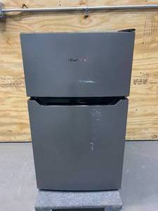 lot 75 image: HISENSE 3.3-cu ft Freestanding Mini Fridge Freezer Compartment (Silver)