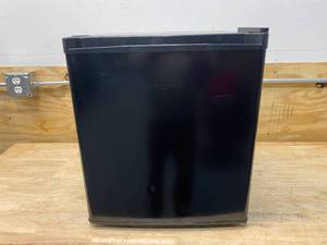 lot 106 image: HISENSE 1.7-cu ft Freestanding Mini Fridge (Black)