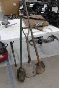 lot 675 image: Lot of (3) Garden Tools - Shovels (x2), Post Hole Digger