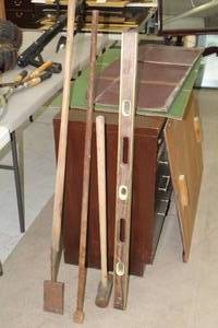 lot 676 image: Lot of (4) Hand Tools - Choppers (x2), Sledgehammer, 4 Level