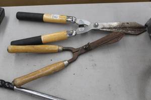 lot 671 image: Lot of (2) Pruning Shears