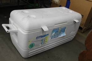 lot 663 image: Igloo Chest Cooler