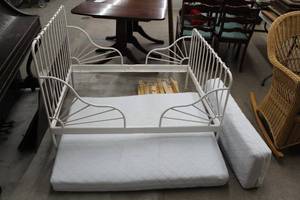 lot 453 image: Expandable Childrens Bed