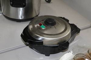 lot 472 image: Hamilton Beach Waffle Maker