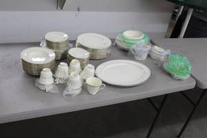 lot 467 image: Minton Bridal Veil Fine Bone China Dinnerware Set 78-piece