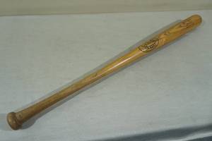 lot 4 image: Vintage Louisville Slugger BB496 Jim Rice Wood Baseball Bat