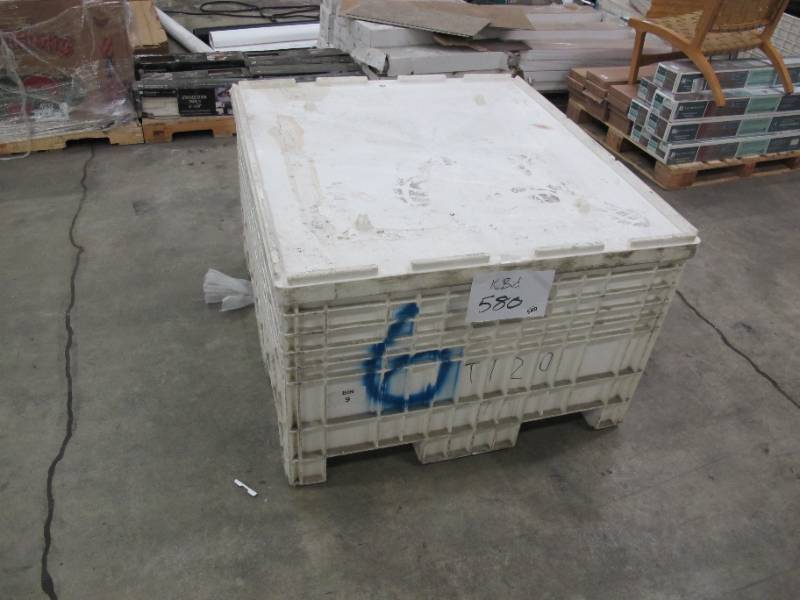 lot 305 image: Buckhorn Food Grade Plastic Storage Pallet with Lid - Good Condition
