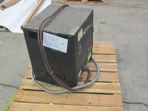 lot 402 image: SILVERSTAR 18-750FRT LA TYPE ForkliftFloor Scrubber - BATTERY CHARGER