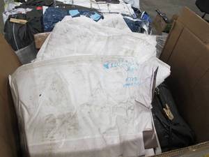 lot 424 image: 1562 lbs of light-medium weight vinyl over-sized reused billboards vinyl tarps