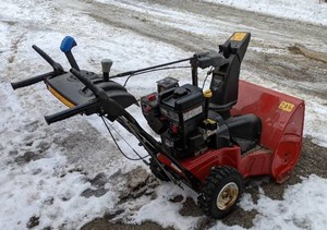 lot 2 image: Briggs & Stratton 900 Snow Series Snow Blower