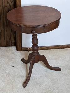lot 15 image: Pedestal Accent Table with Drawer