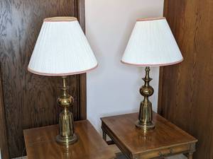 lot 21 image: Pair of Matching Vintage Brass Lamps with Shades