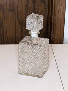 lot 71 image: Elegant Glass Square Decanter with Lid