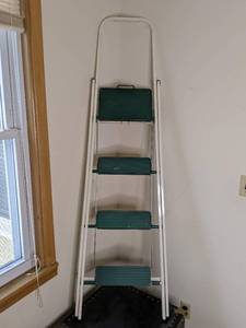 lot 52 image: Indoor 4-Step Ladder Folding Step Stool