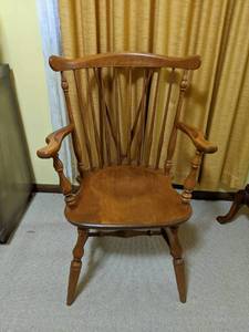 lot 25 image: Vintage Colonial Style Fiddleback Chair with Arms by Ethan Allen