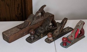 lot 31 image: Lot of 4 Wood Planers  Vintage Stanley-Bed Rock No. 605 12 & Victor, & Antique Wood Planer
