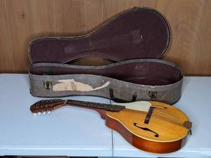 lot 9 image: Vintage 8-String Kay Mandolin with Pick Guard in Case