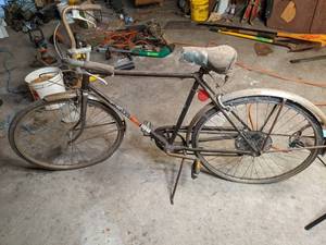 lot 19 image: Vintage Schwinn bicycle, little rus...