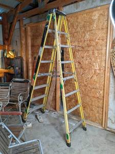 lot 25 image: 8ft Fiberglass ladder...