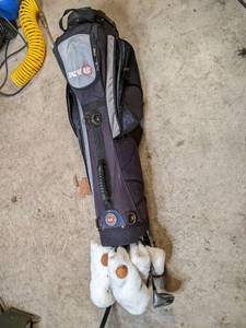lot 40 image: Set of golf clubs in a Ram self sta...