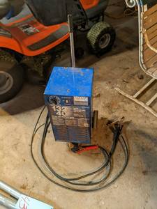 lot 44 image: Associated 40 Amp startercharger...