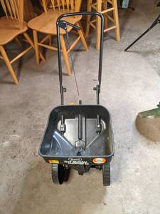 lot 72 image: Scotts Turf Builder lawn spreader...