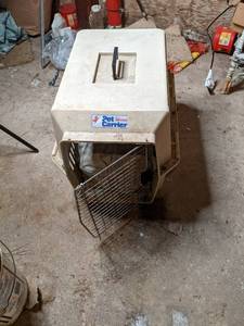 lot 89 image: Medium size pet carrier...