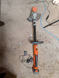 lot 94 image: Black & Decker 12 trimmer with bat...
