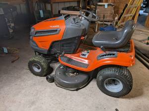 lot 1 image: Husqvarna YTH 2042 riding mower...
