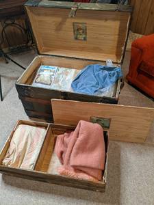 lot 200 image: Vintage trunk 341922 plus co...
